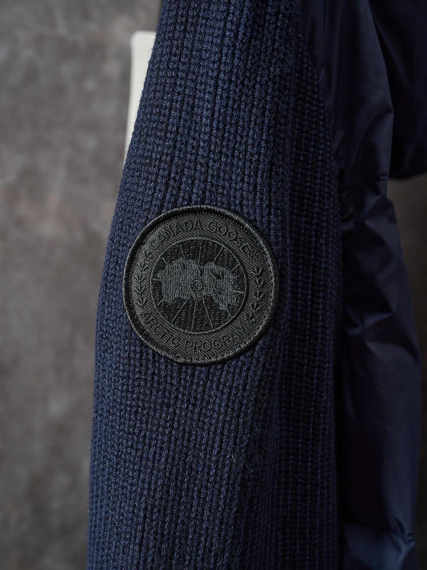 ￼ [Real auction] CANADA GOOSE/Canada Goose black label woolen sleeve spliced ​​hooded down jacket [In Stock] S M L The fabric is made of high-quality protective nylon fabric, which not only enhances the wear-resistant properties of the surface, but also takes into account wind resistance, ensuring excellent performance in various harsh weather conditions. Three-dimensional quilting process: Precision thread reinforcement to prevent velvet drilling and ensure that the fluffy and rebound properties last as new. 7-needle medium-thick knitted structure: Use thicker yarns to knit woolen fabrics with obvious thickness and weight. The texture is clearly visible, with a rough, retro texture, good skeleton feel, relatively stiff, and can maintain the silhouette of clothing for a long time. It also provides more layers of still air to lock in heat.
